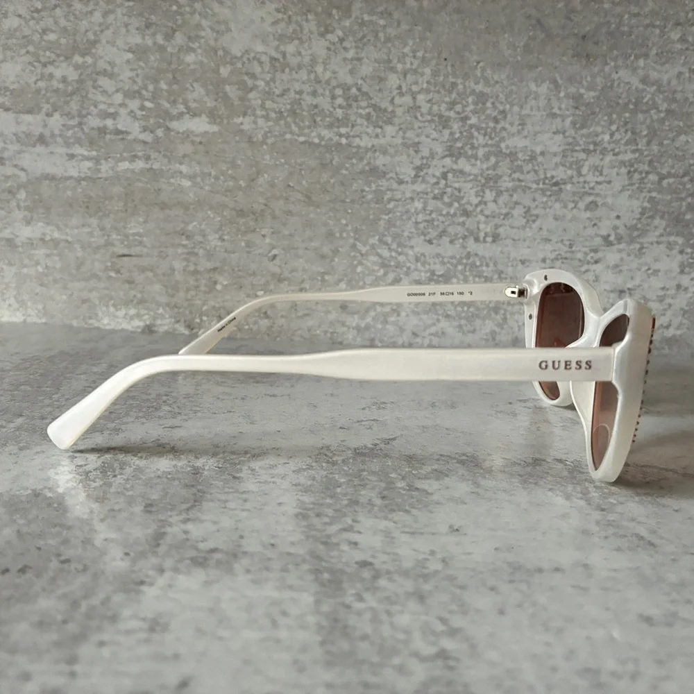 GUESS Pearl White Cat Eye Sunglasses Rose Gold Stud Detail NEW